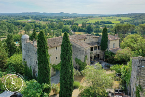 Uzès - Center, a unique property with panoramic views and character - image 1