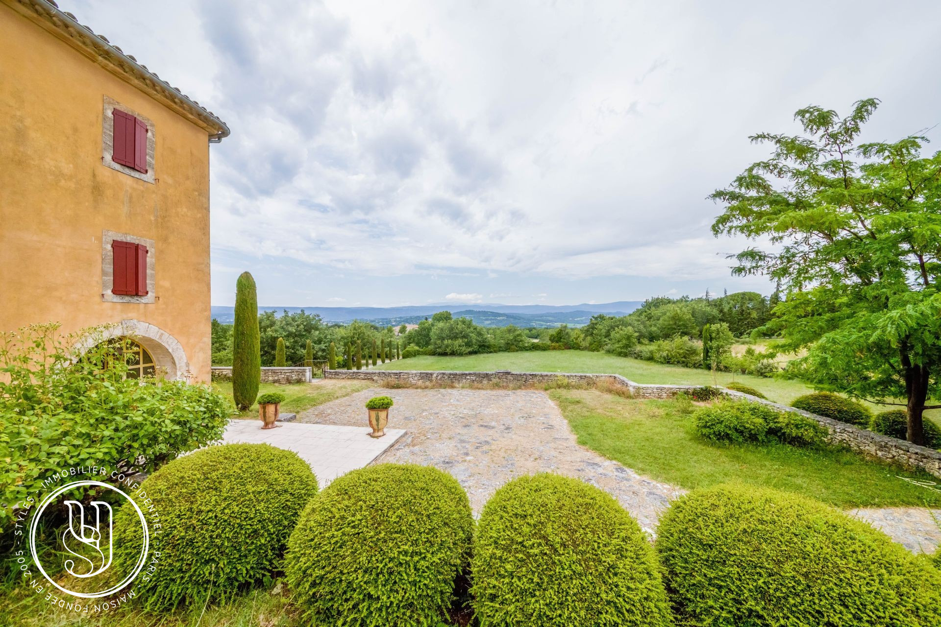 Lacoste - a ''Bastide provencale'' with views... Sold by STYLES - image 5