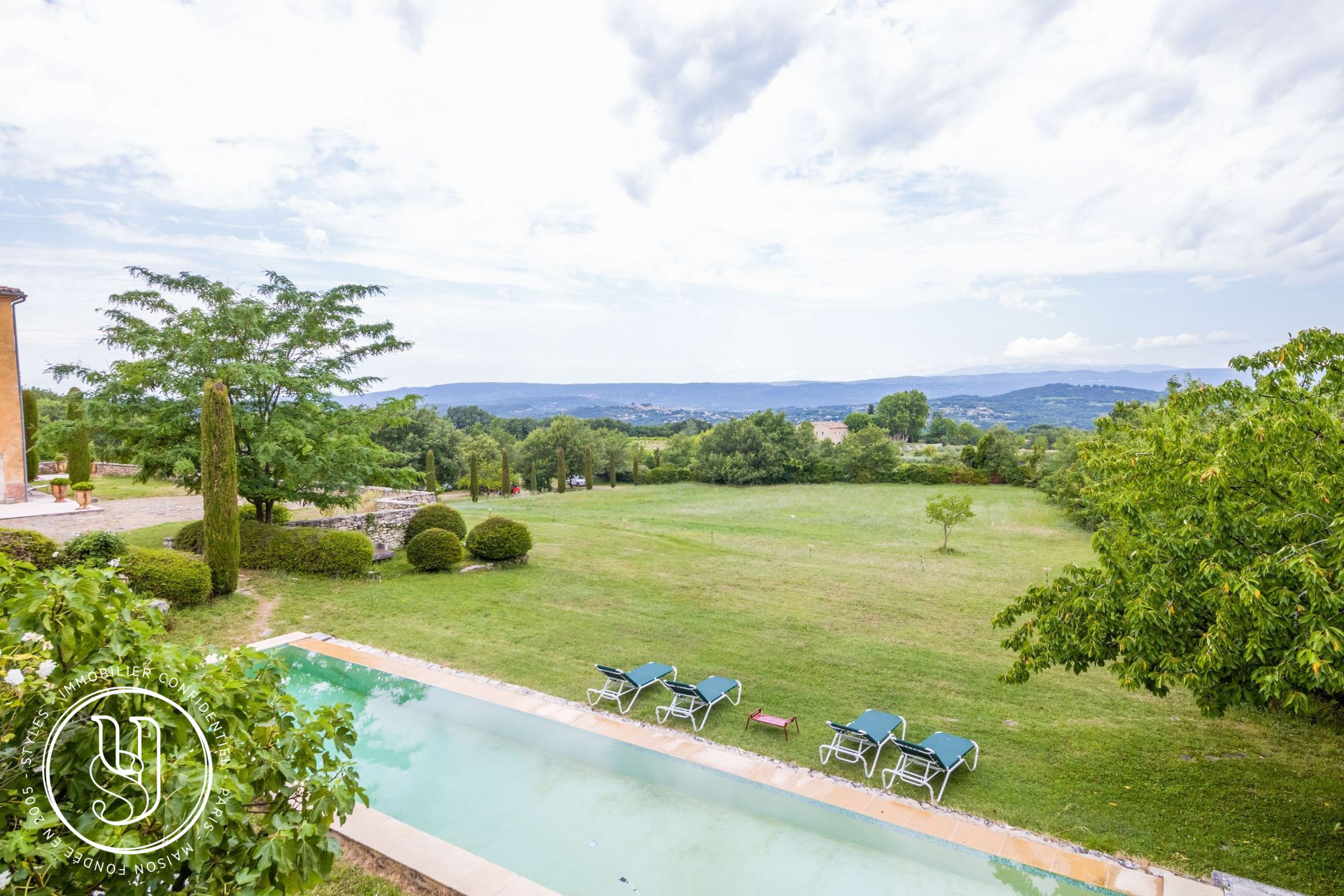 Lacoste - a ''Bastide provencale'' with views... Sold by STYLES - image 4