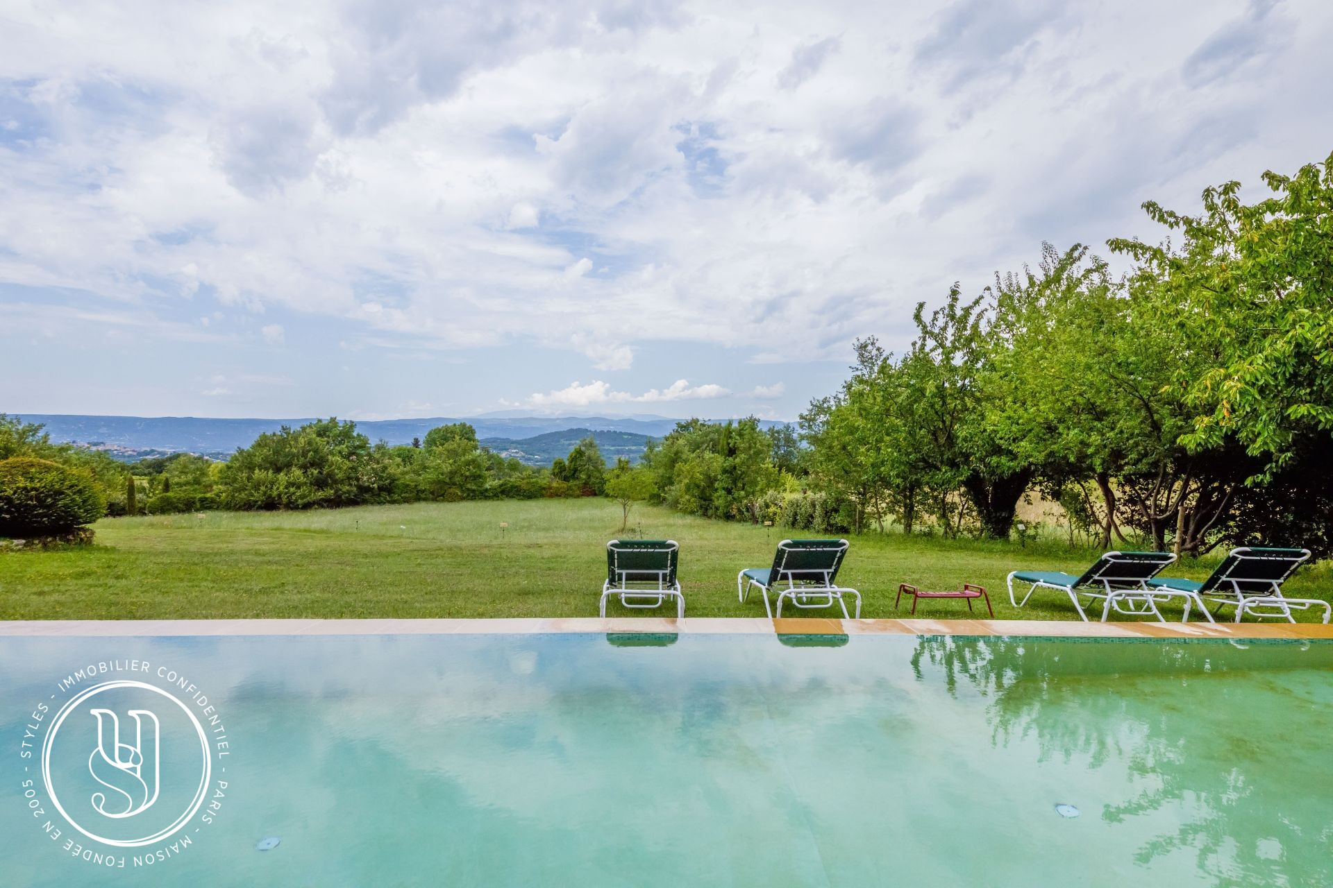 Lacoste - a ''Bastide provencale'' with views... Sold by STYLES - image 10
