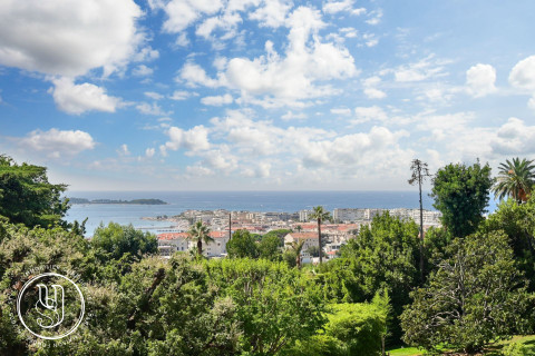 Cannes - Californie - under offer, A superb apartment with a sea view - image 1