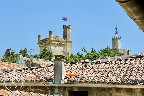 Uzès - Un immeuble avec terrasses en centre-ville - image 1