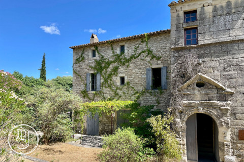 Uzès - Center, a unique property with panoramic views and character - image 1