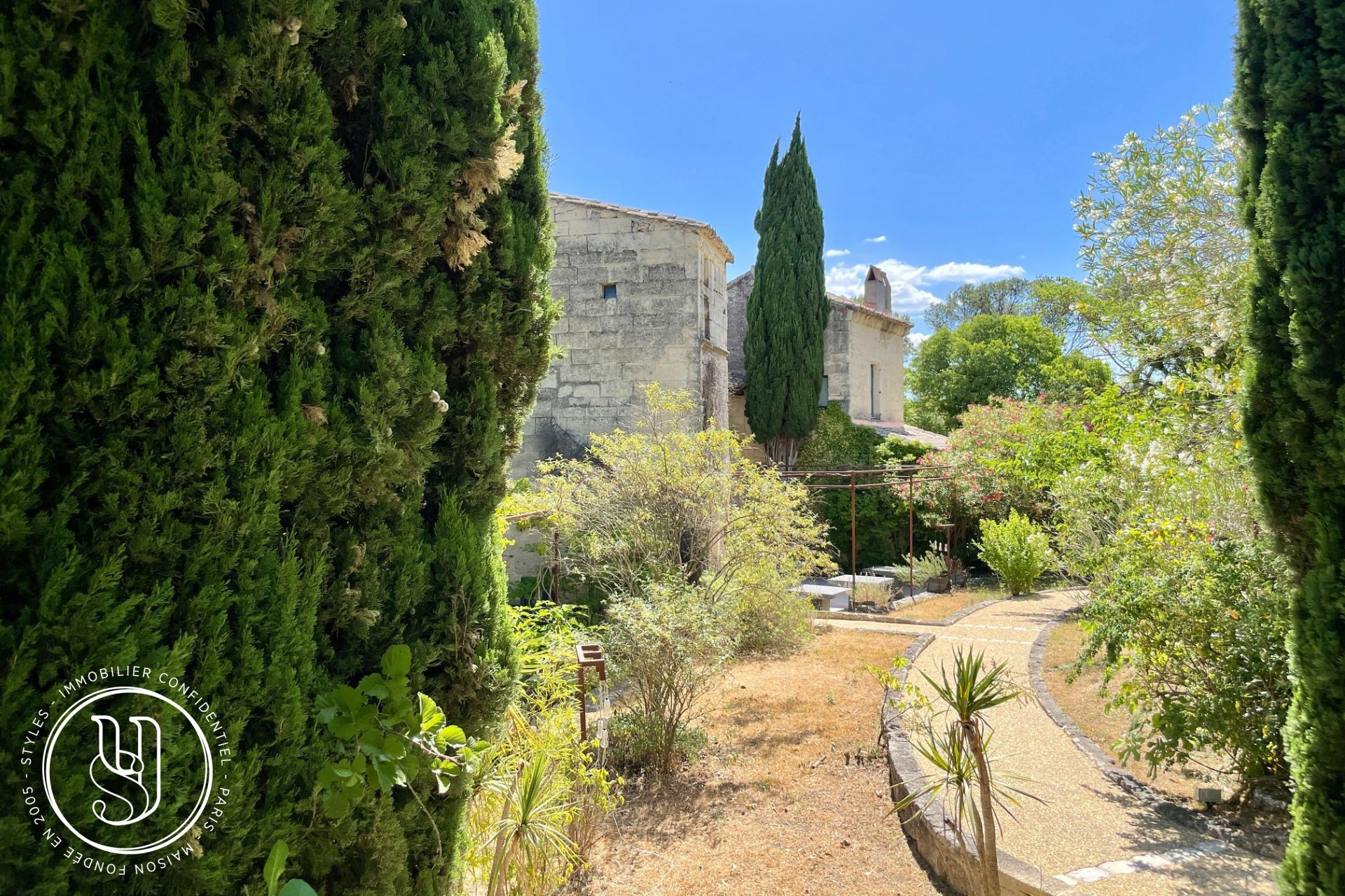 Uzès - Centre - Propriété unique avec vues panoramiques - image 12