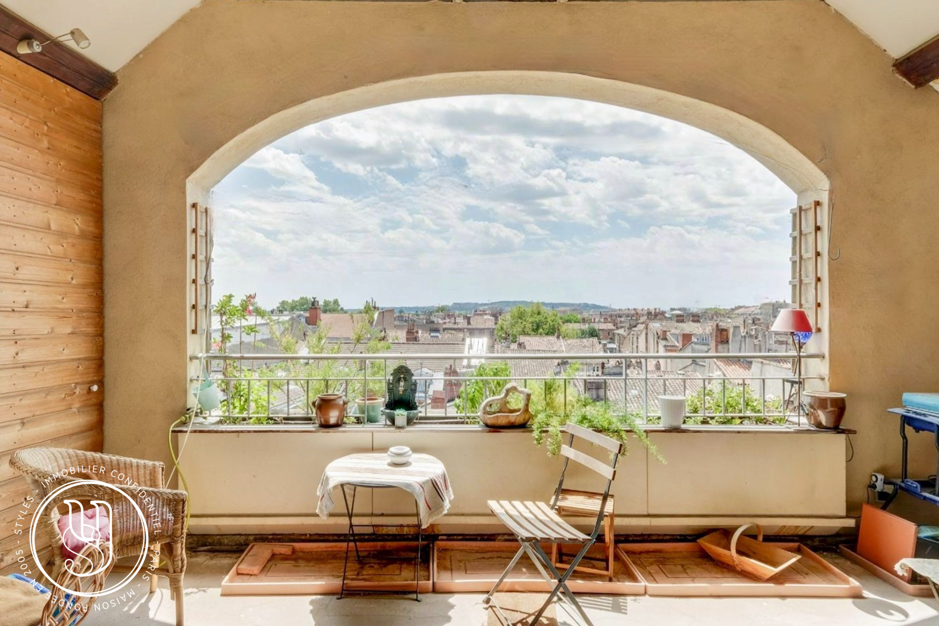 Toulouse - Golden Triangle - Under offer - A top floor apartment with ele - image 1