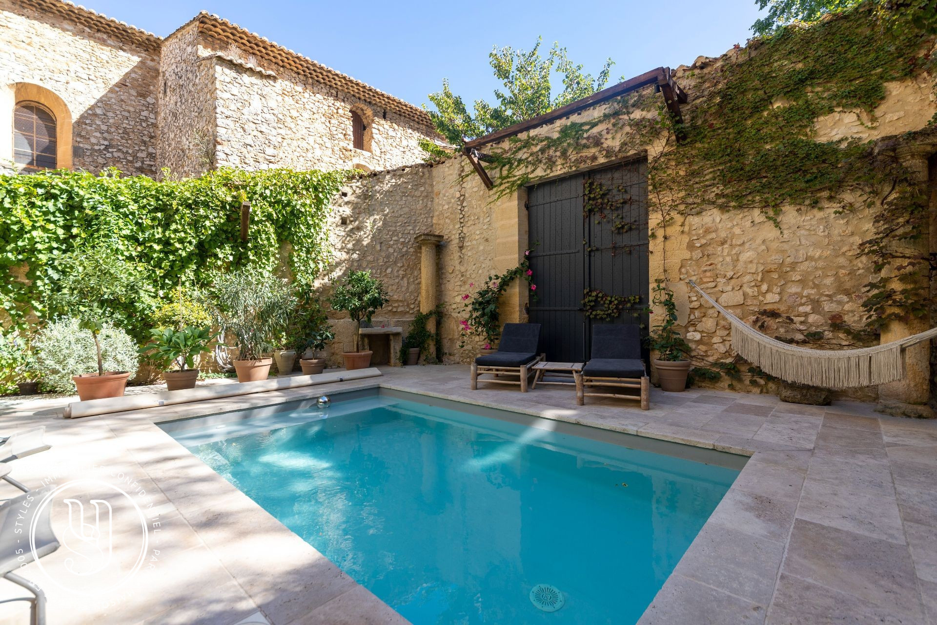 Uzes - Proche - Vendue par S T Y L E S - Une belle maison raffinée et - image 3