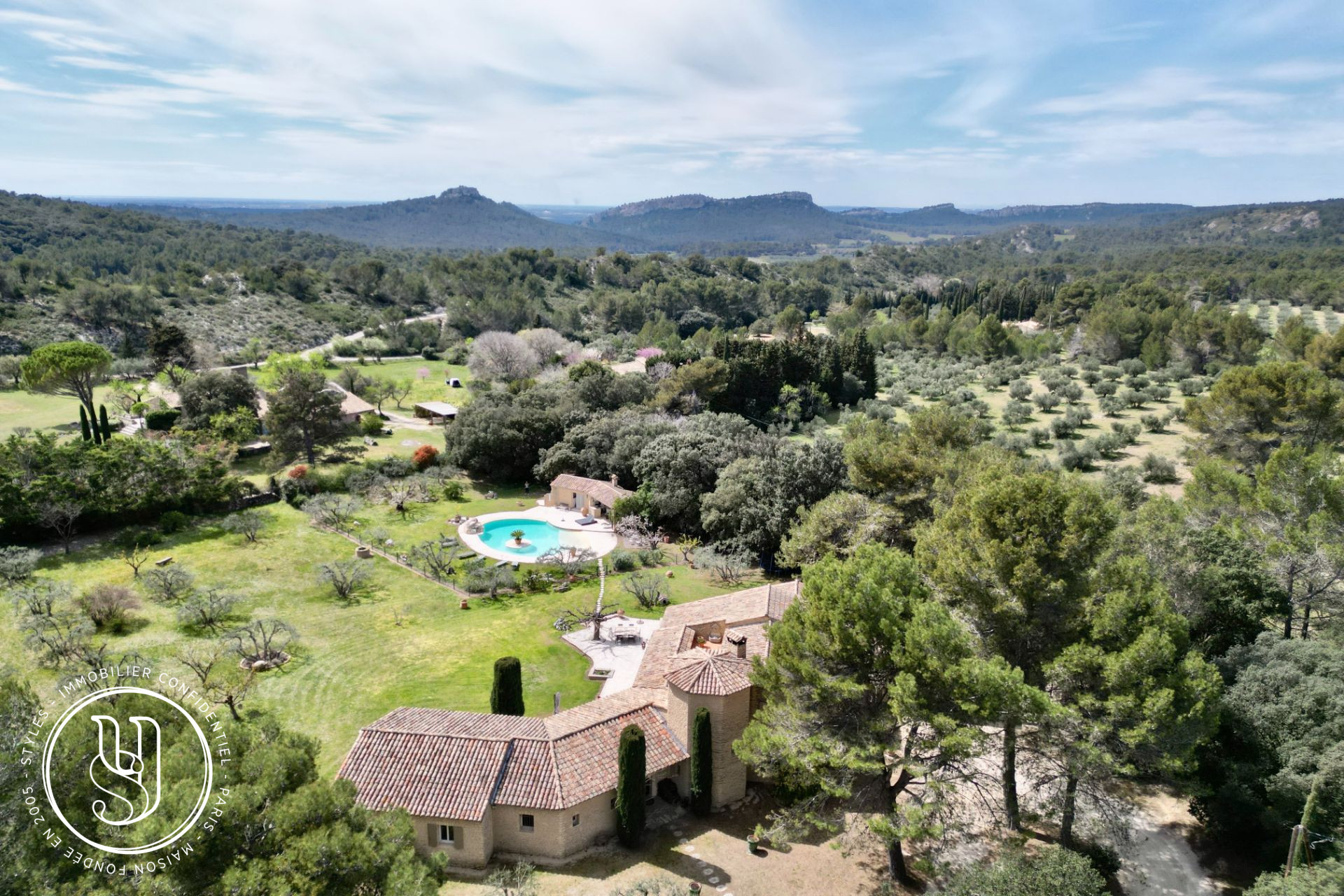 Les Baux-de-Provence - , a quiet property, in a natural and preserved setting. - image 1