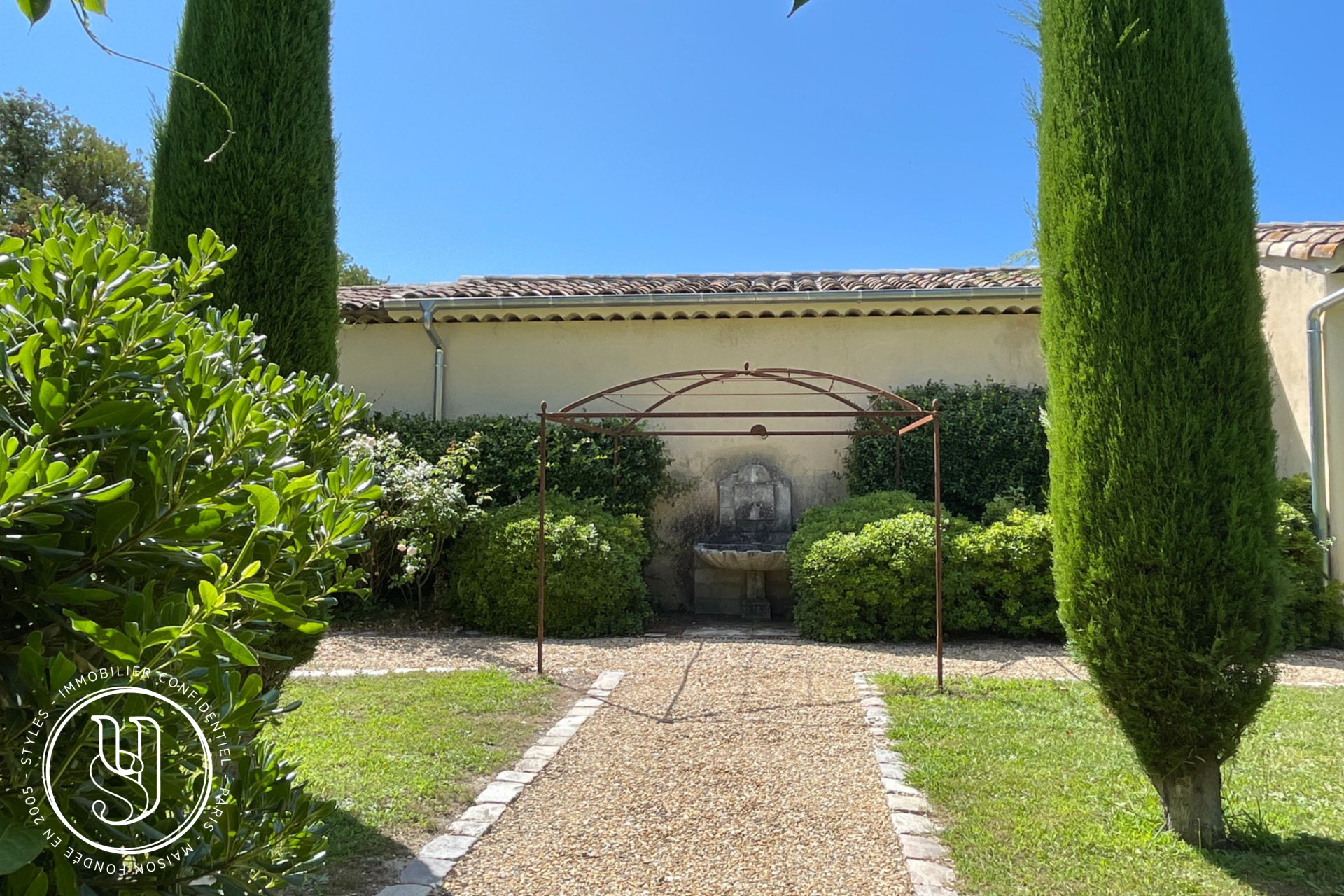 Saint-Rémy-de-Provence - inner center, a building and its vast divisible land, in a qui - image 9