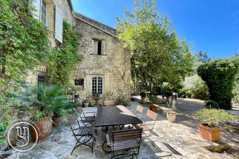 Uzès - very close, in a village with amenities, a ''so charming'' house - image 1