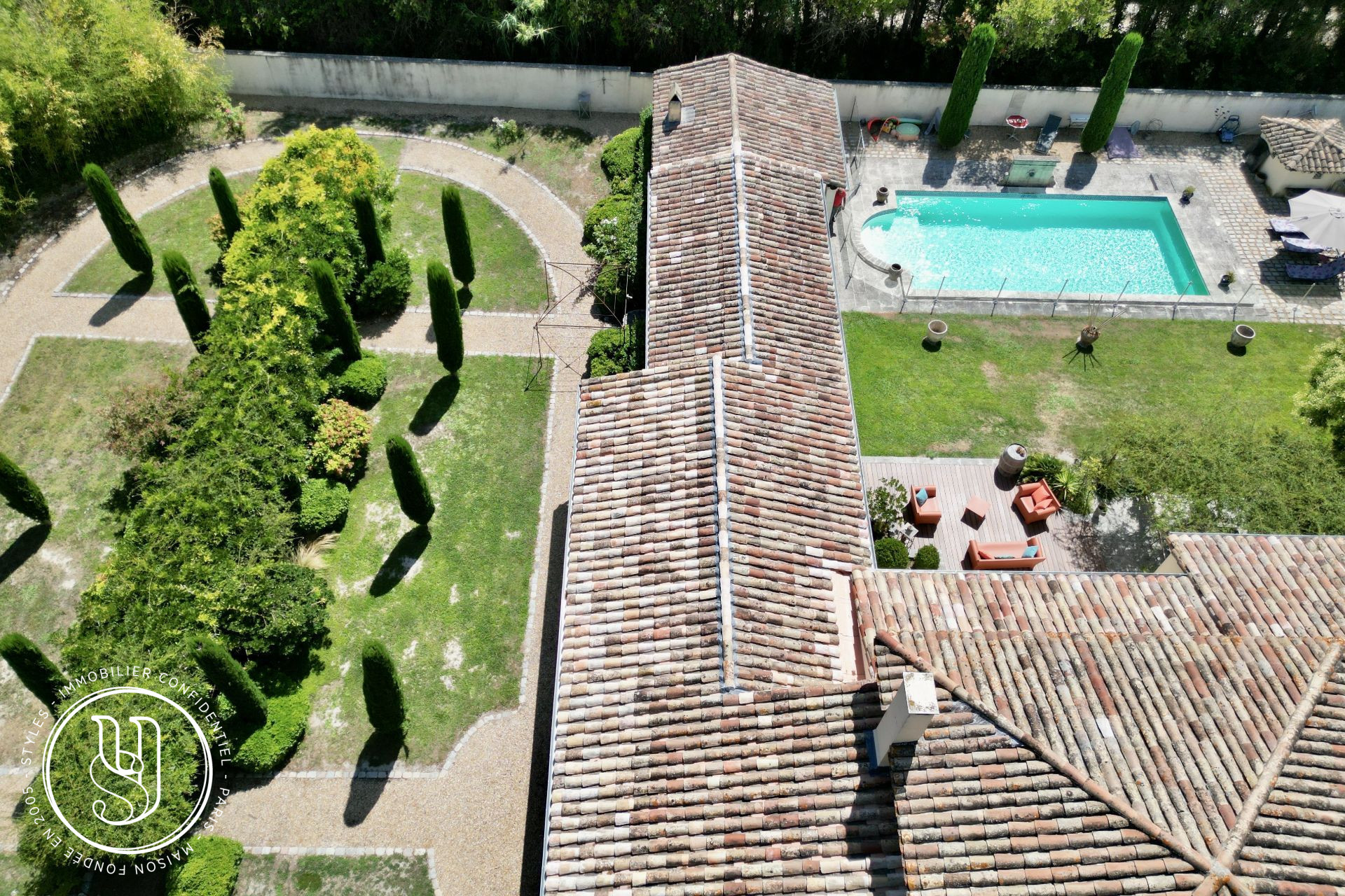 Saint-Rémy-de-Provence - inner center, a building and its vast divisible land, in a qui - image 16