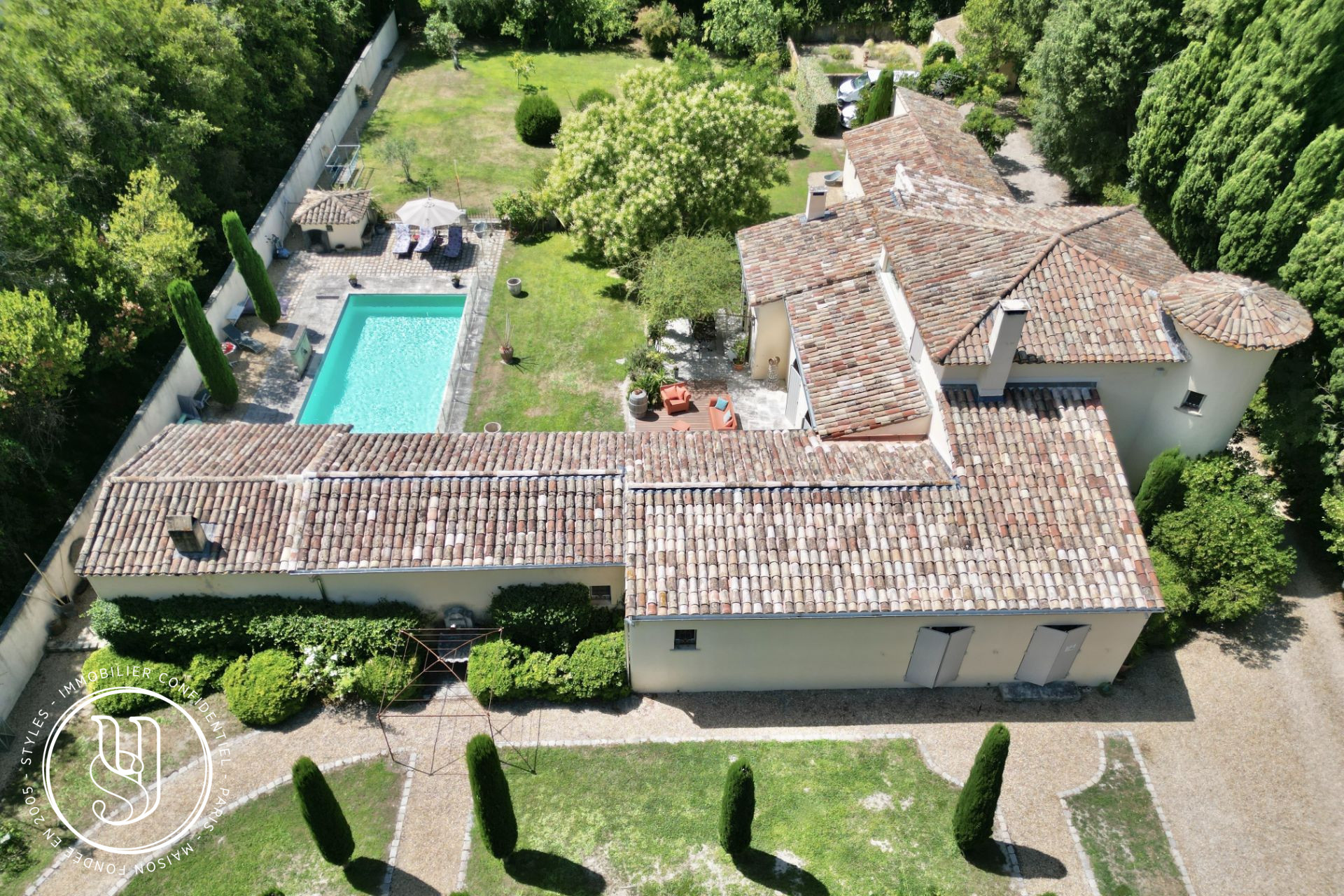 Saint-Rémy-de-Provence - inner center, a building and its vast divisible land, in a qui - image 2