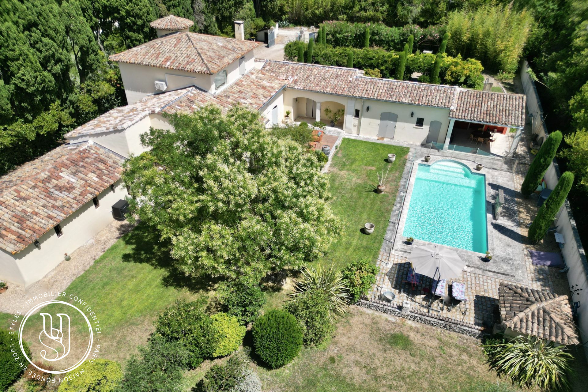 Saint-Rémy-de-Provence - inner center, a building and its vast divisible land, in a qui - image 14