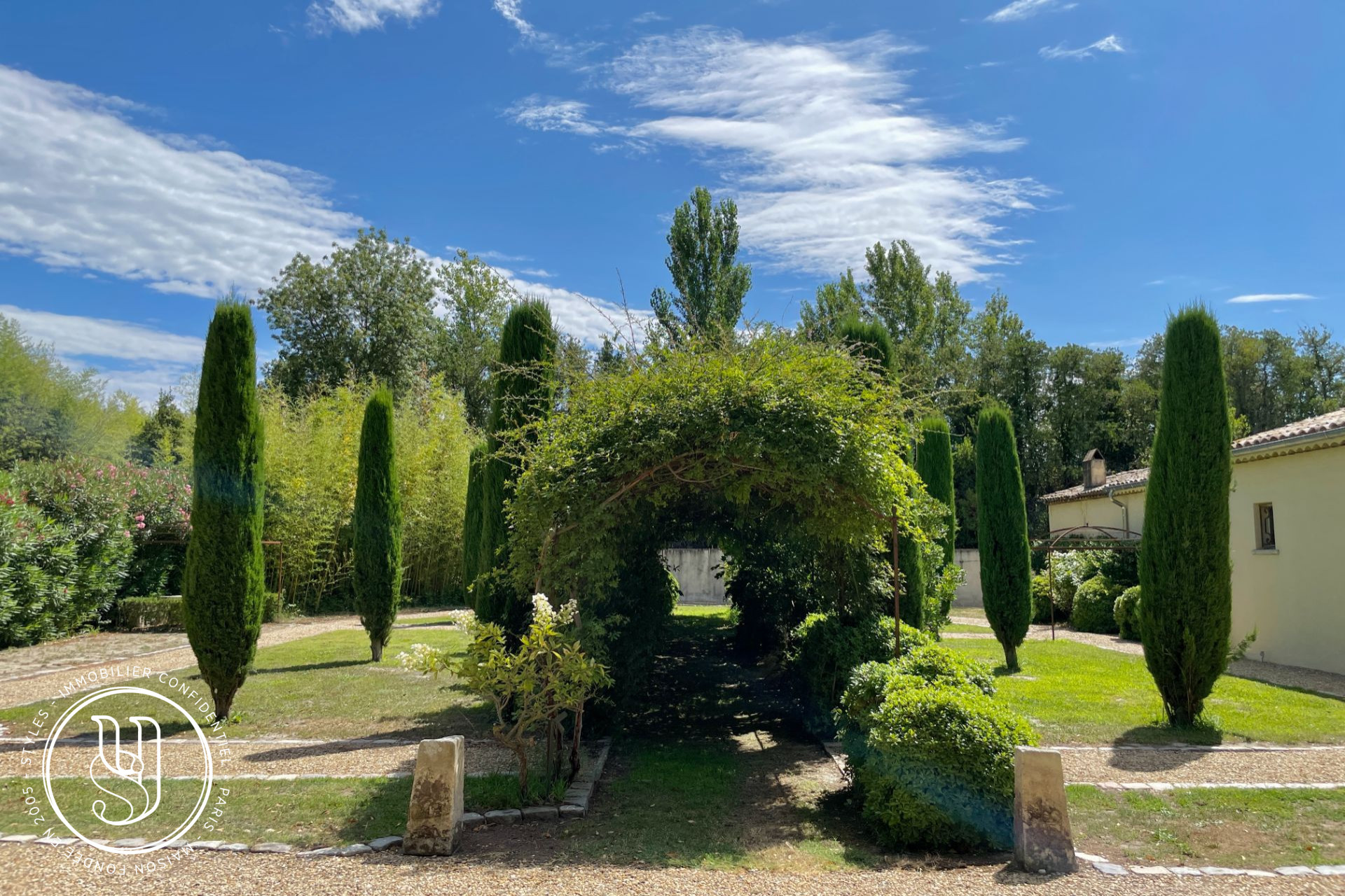 Saint-Rémy-de-Provence - inner center, a building and its vast divisible land, in a qui - image 5