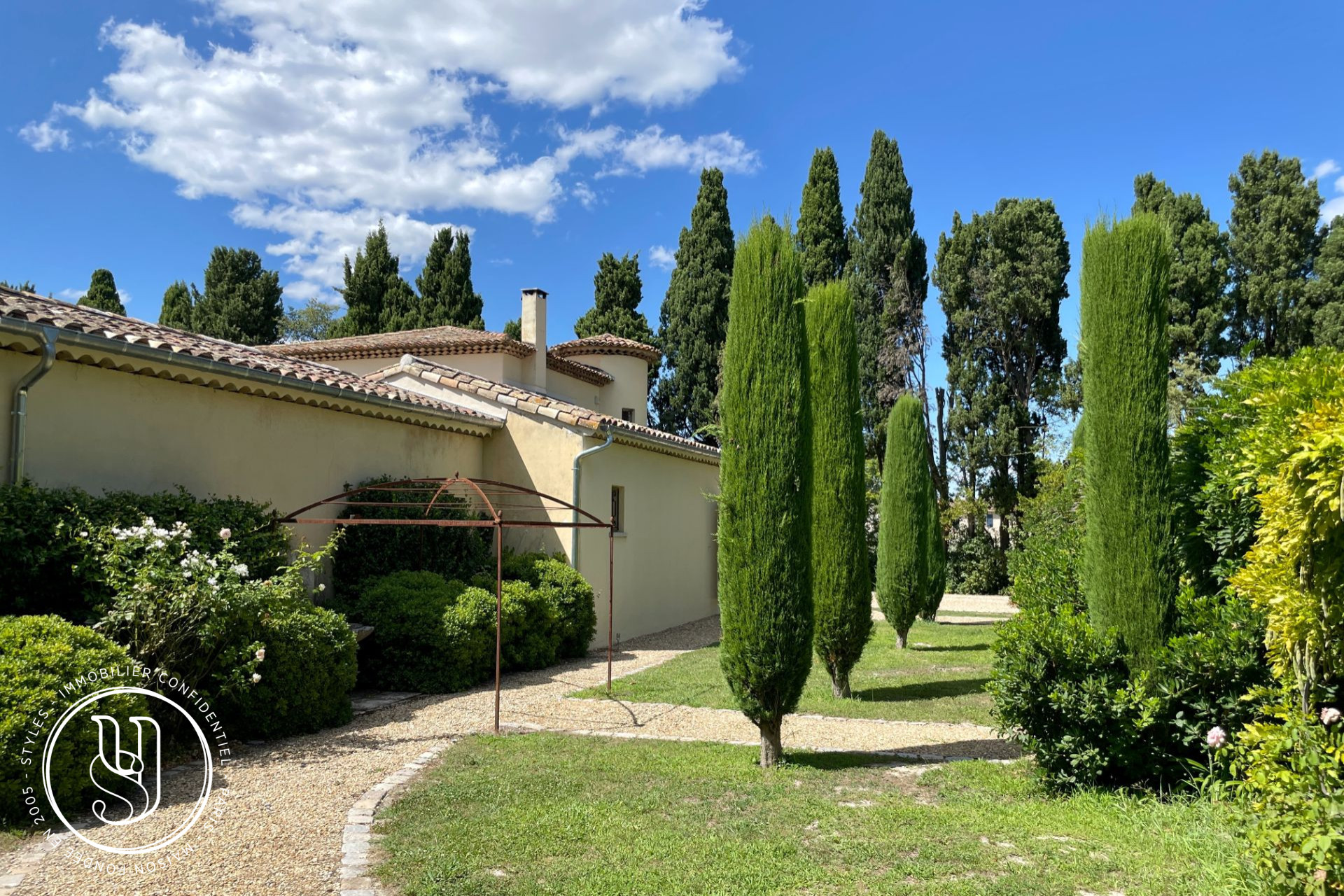 Saint-Rémy-de-Provence - inner center, a building and its vast divisible land, in a qui - image 1