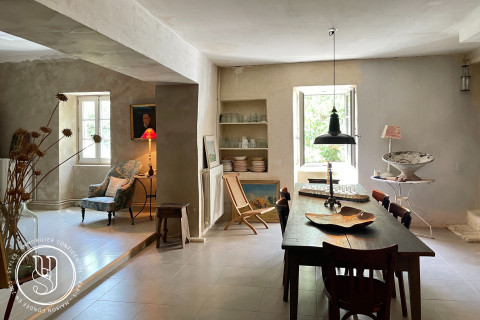 Uzès - À quelques minutes d'Uzès, une maison en pierre pleine de char - image 1