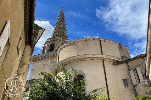 Saint-Rémy-de-Provence - centre, un restaurant, murs et fonds.  - image 1