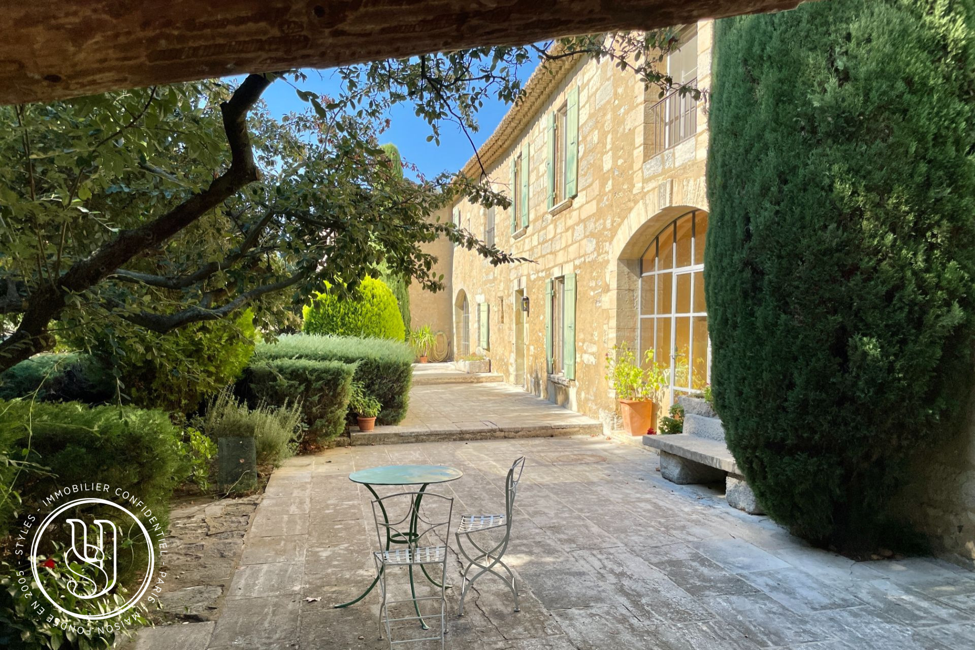 Saint-Rémy-de-Provence - en campagne - Fabuleux domaine de 28ha - image 2