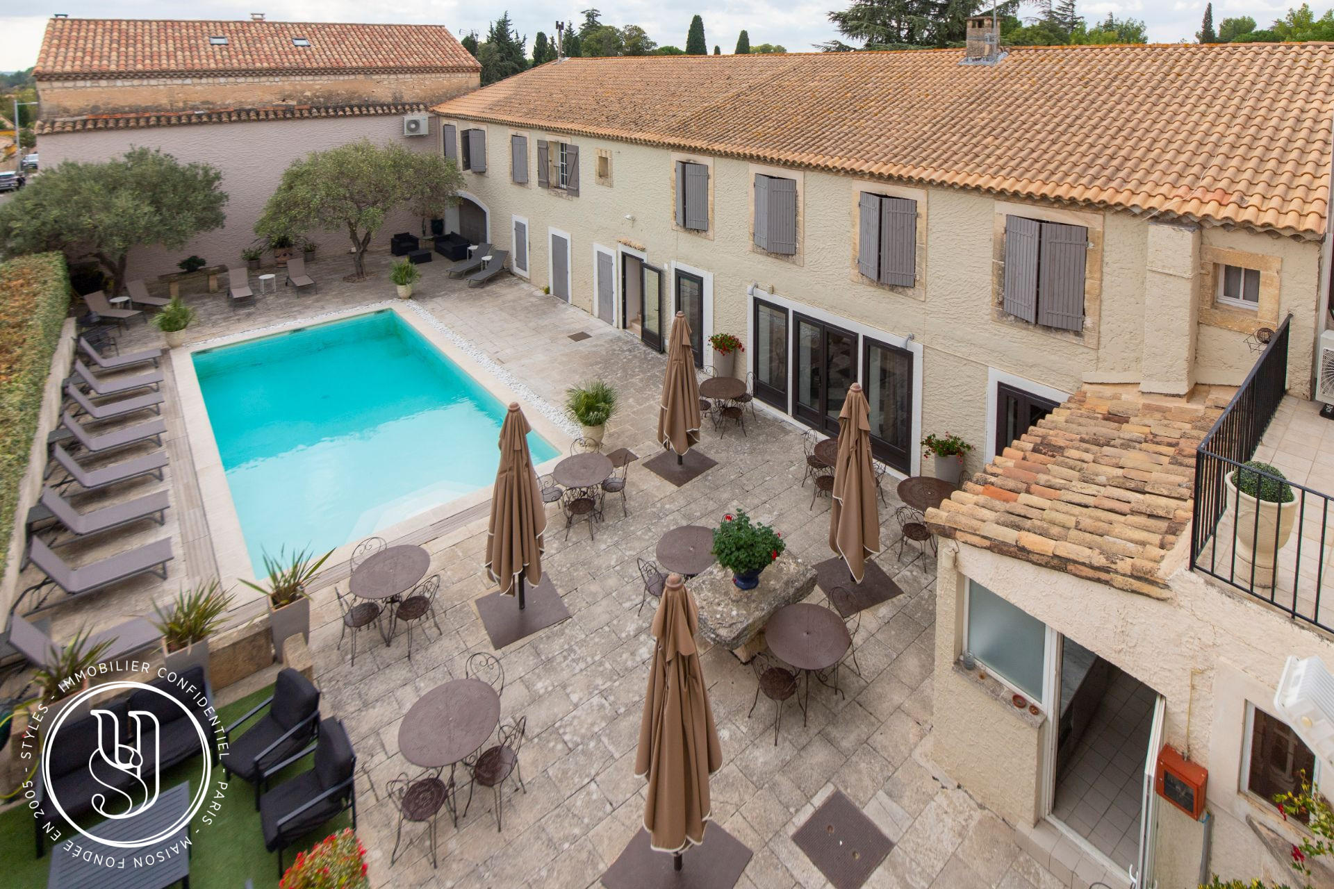 Saint-Rémy-de-Provence - in a sought-after village, right in the center, a vast mansion - image 3