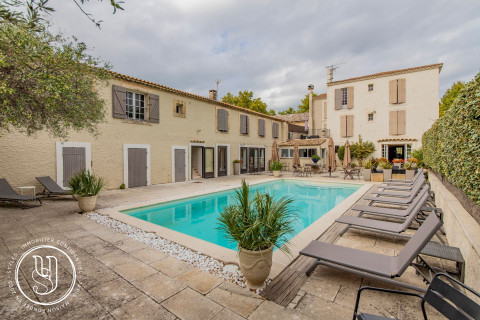 Saint-Rémy-de-Provence - in a sought-after village, right in the center, a vast mansion - image 1