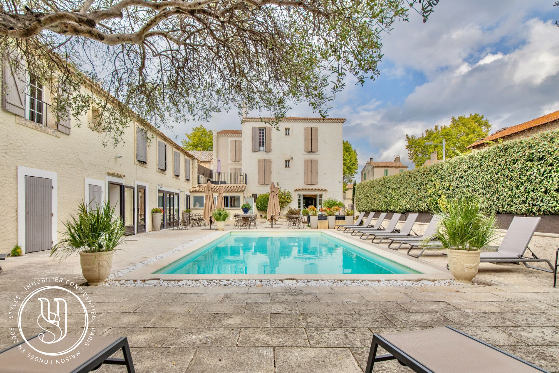 Saint-Rémy-de-Provence - dans un village prisé, plein centre, une vaste demeure - image 6