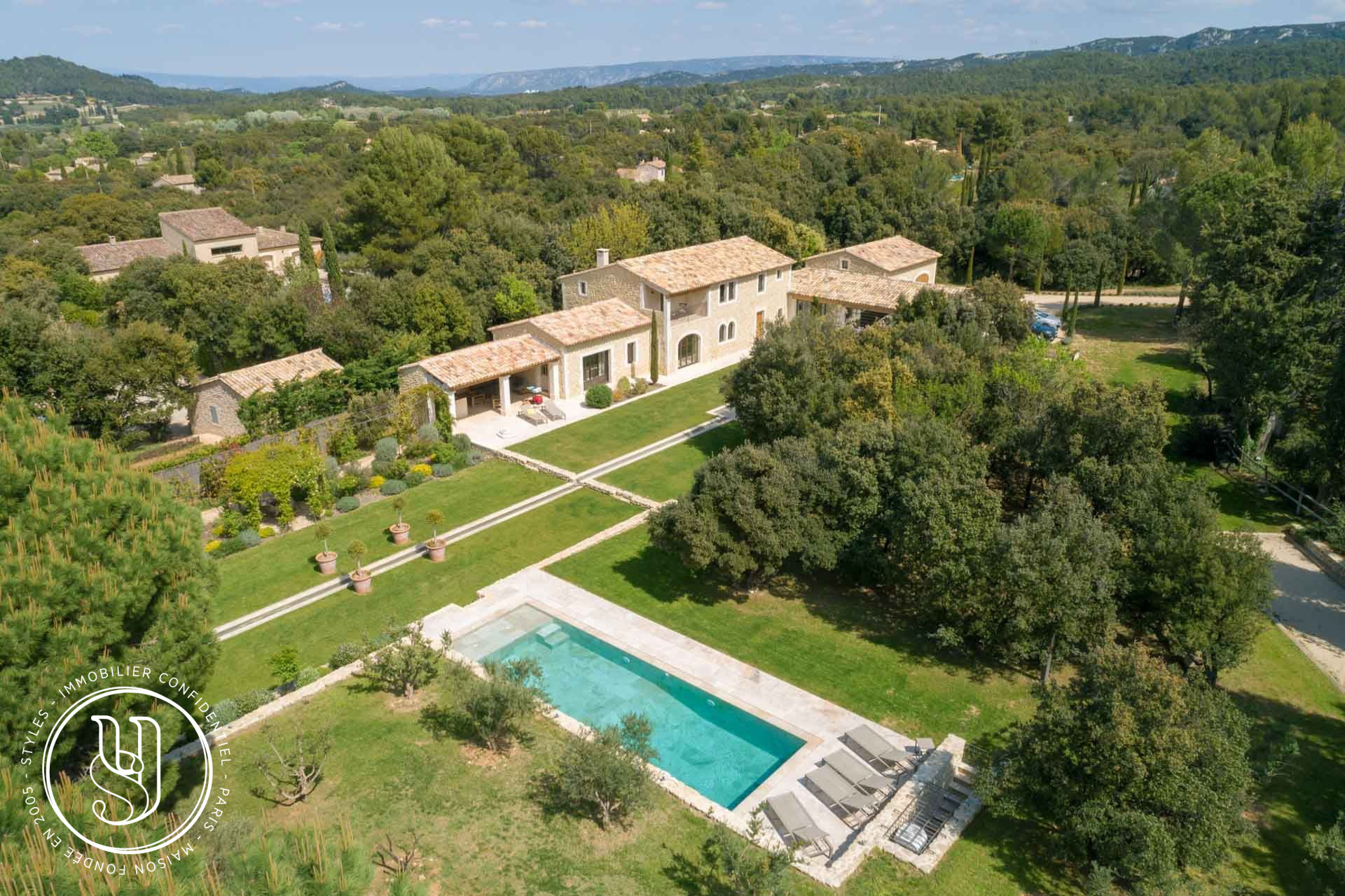 Eygalières - an exceptional property, in absolute calm - image 1