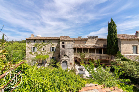 Uzès - Center, a unique property with panoramic views and character - image 1