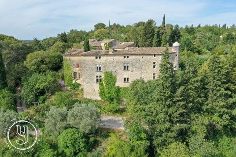 Uzès - Centre - Propriété unique avec vues panoramiques - image 1