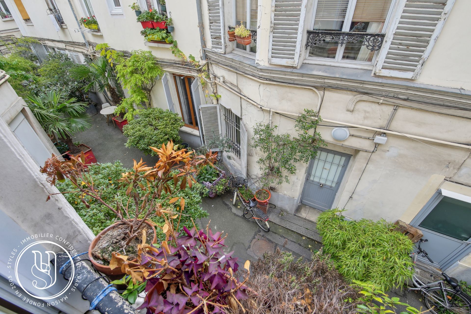 Paris - Bréguet Sabin /Voltaire. Duplex studio on the top floor overlo - image 3