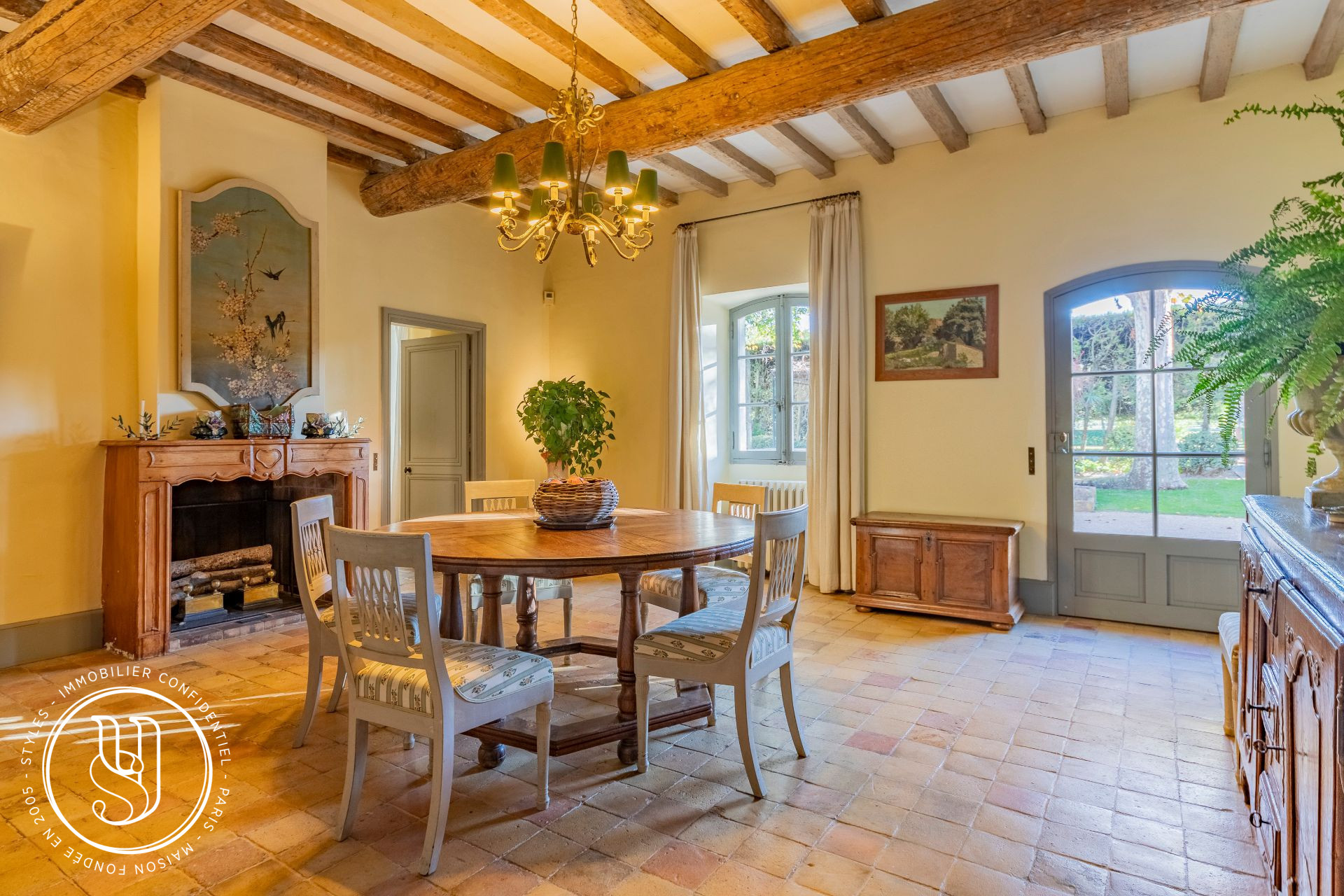 Saint-Rémy-de-Provence - close to the town center, a large Provencal farmhouse with uns - image 6