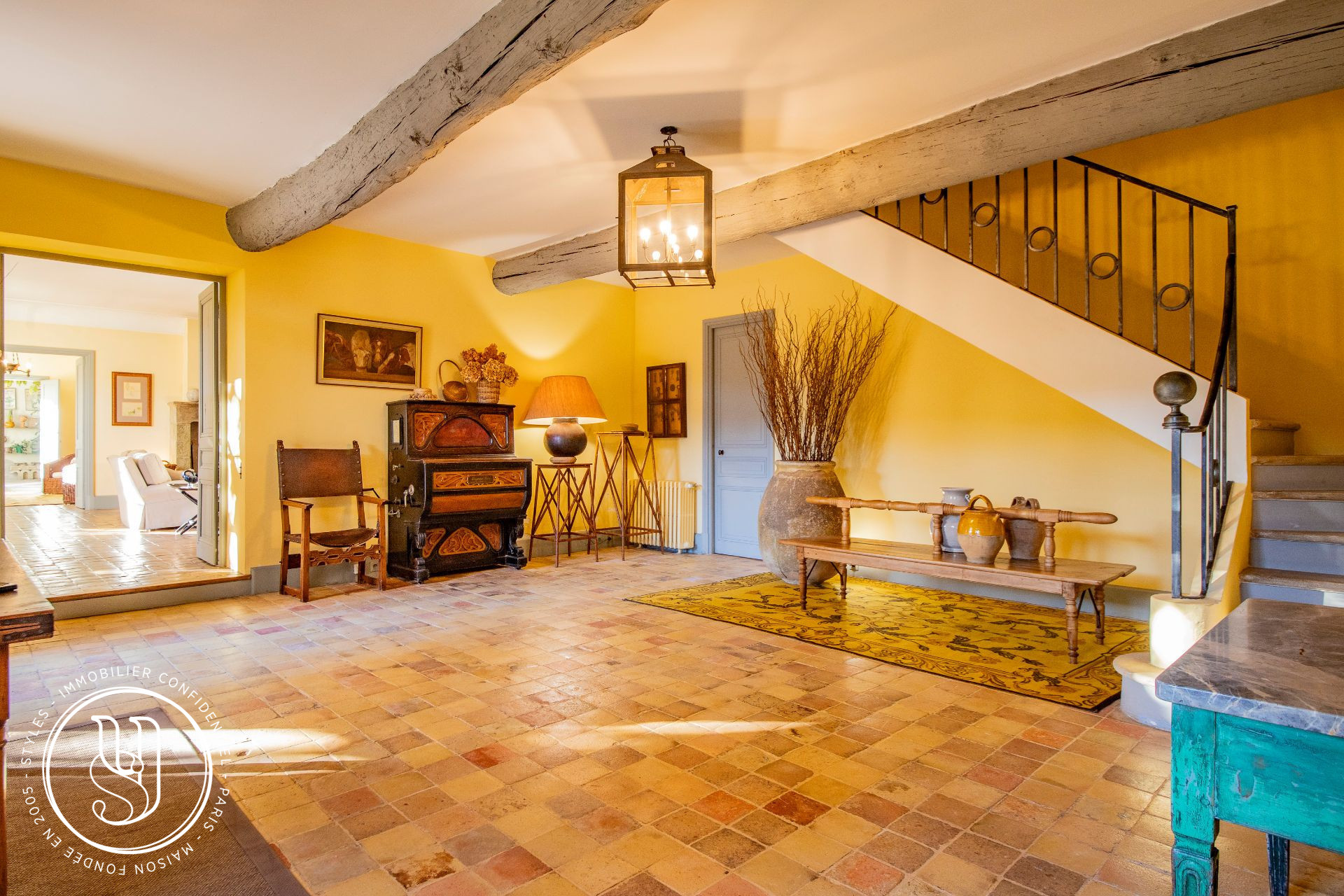 Saint-Rémy-de-Provence - close to the town center, a large Provencal farmhouse with uns - image 2