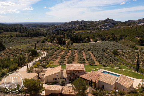 Saint-Rémy-de-Provence - nearby, panoramic views, an unspoilt setting, an exceptional p - image 1