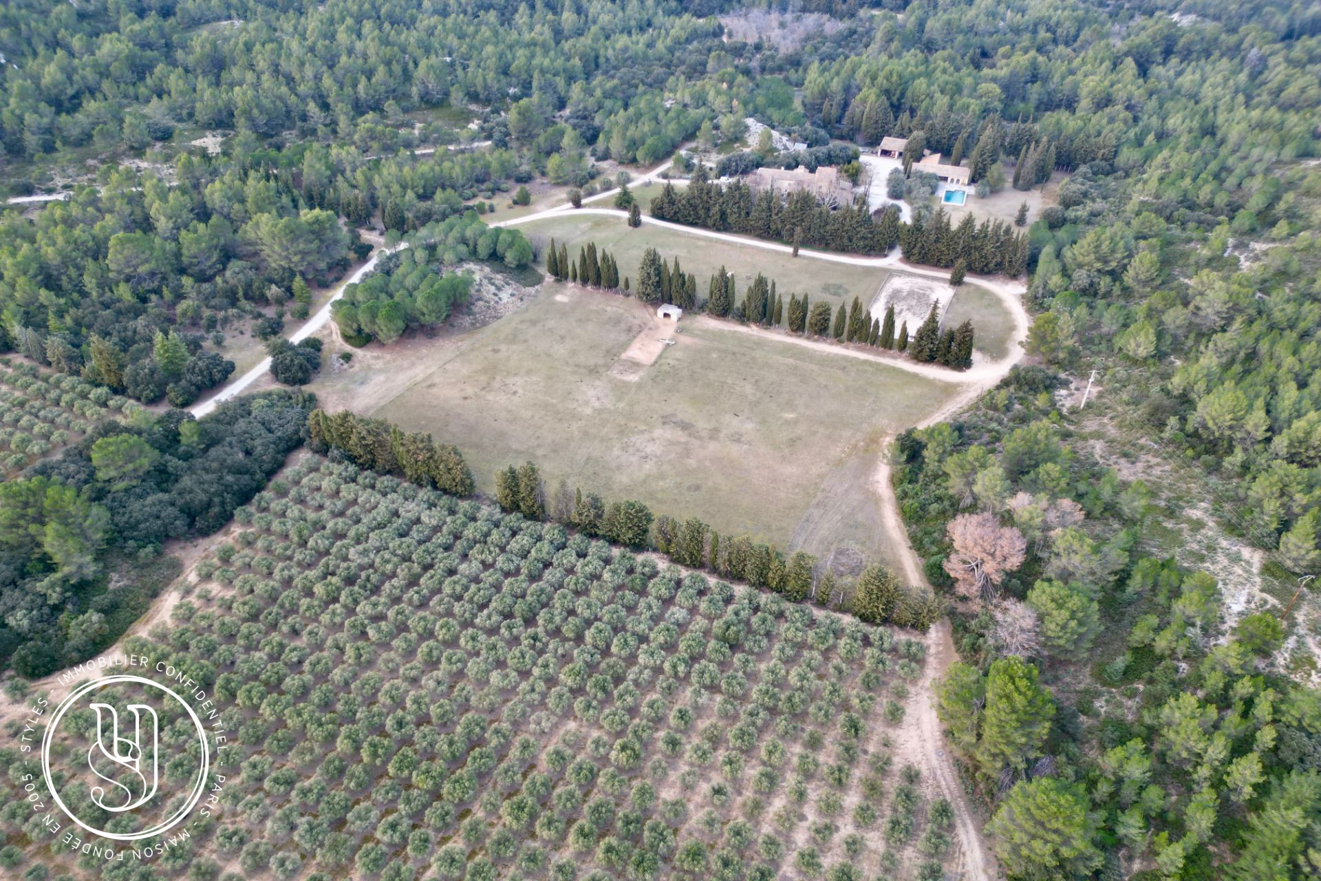 Saint-Rémy-de-Provence - en campagne - Fabuleux domaine de 28ha - image 5