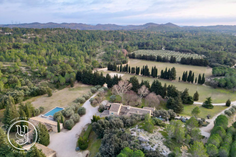 Saint-Rémy-de-Provence - en campagne - Fabuleux domaine de 28ha - image 1