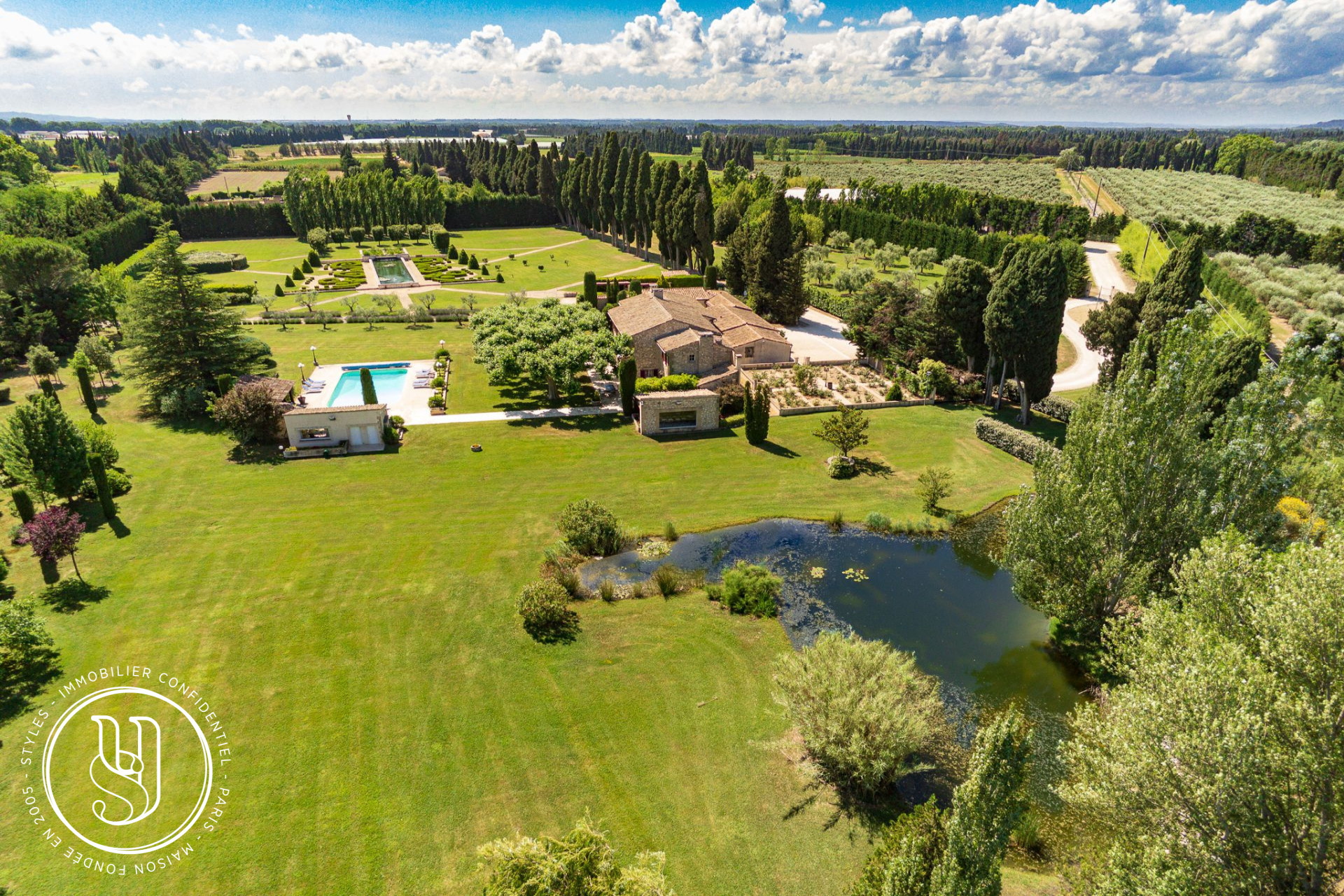 Eygalières - nearby, an exceptional estate, its farmhouses, olive groves an - image 7