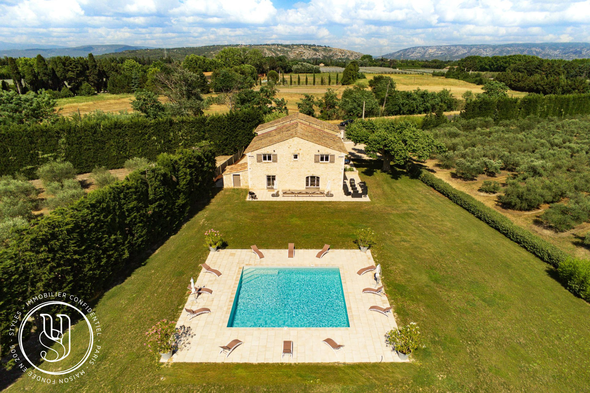 Eygalières - nearby, an exceptional estate, its farmhouses, olive groves an - image 15