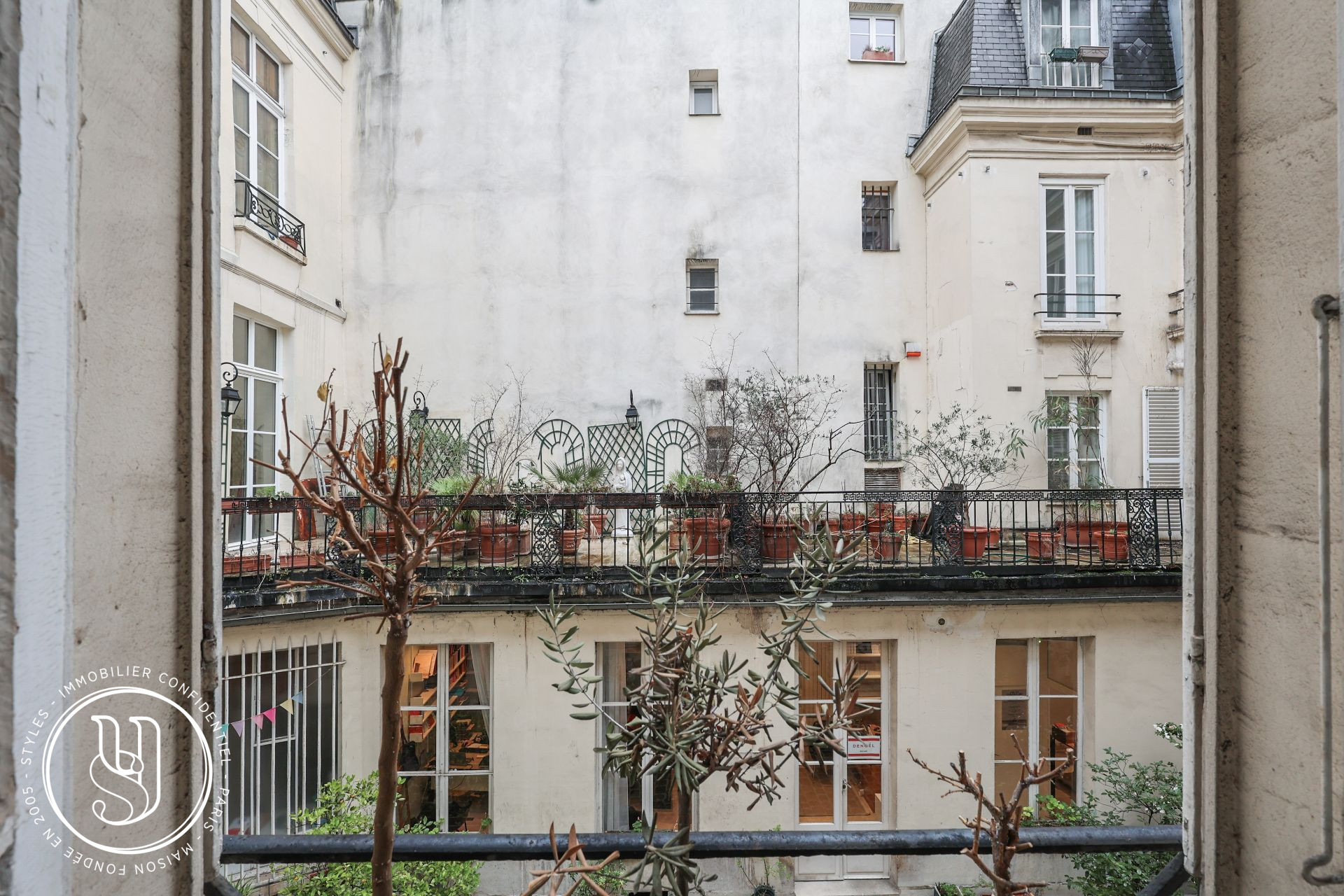 Paris - Saint-André des Arts - sous offre, 2/3 Pièces sur cour arborée - image 2