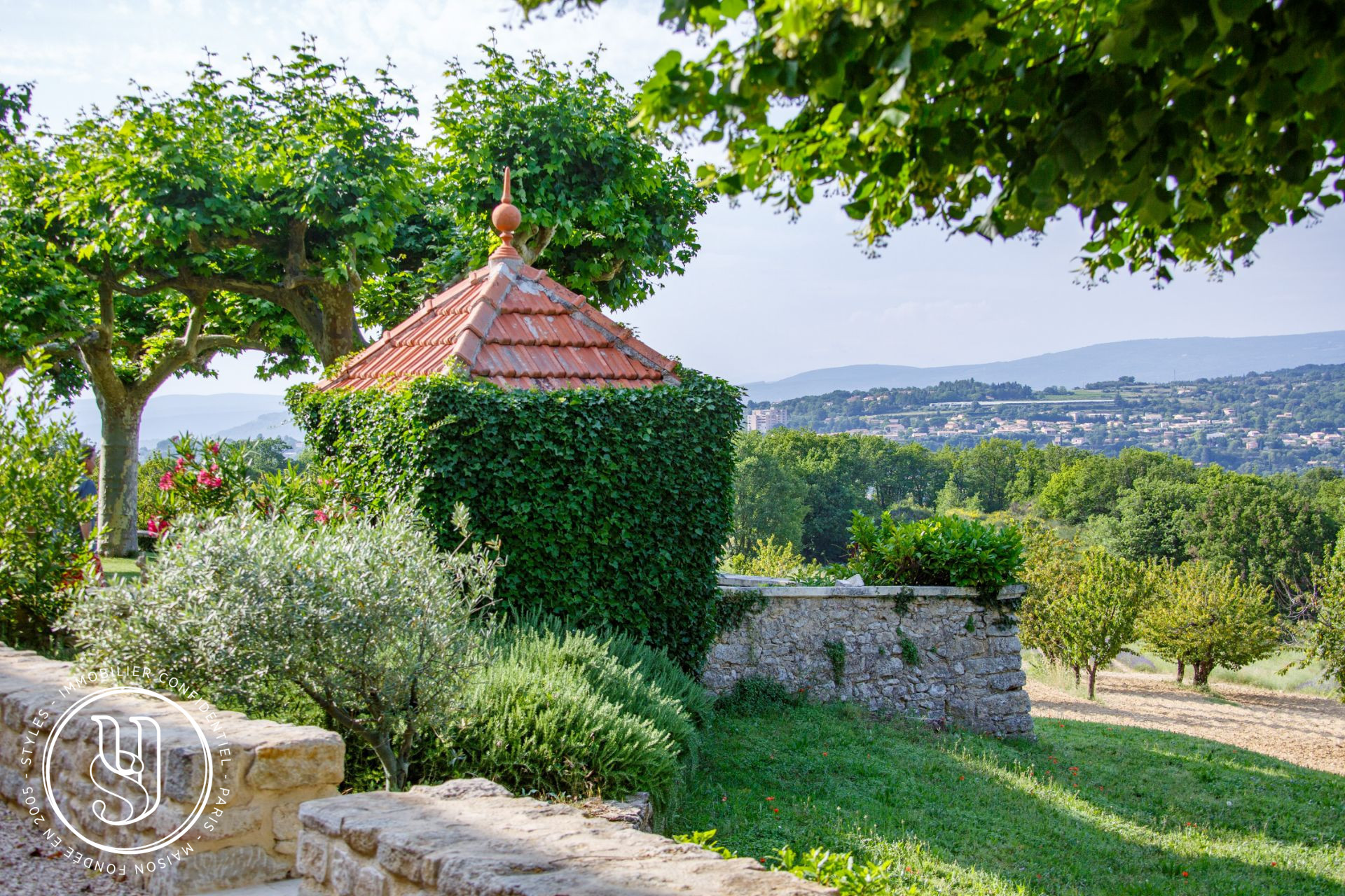 Saignon - a Provençal countryside with breathtaking views - image 15