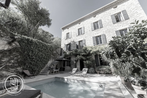 Uzes - Proche - Vendue par S T Y L E S - Une belle maison raffinée et - image 1