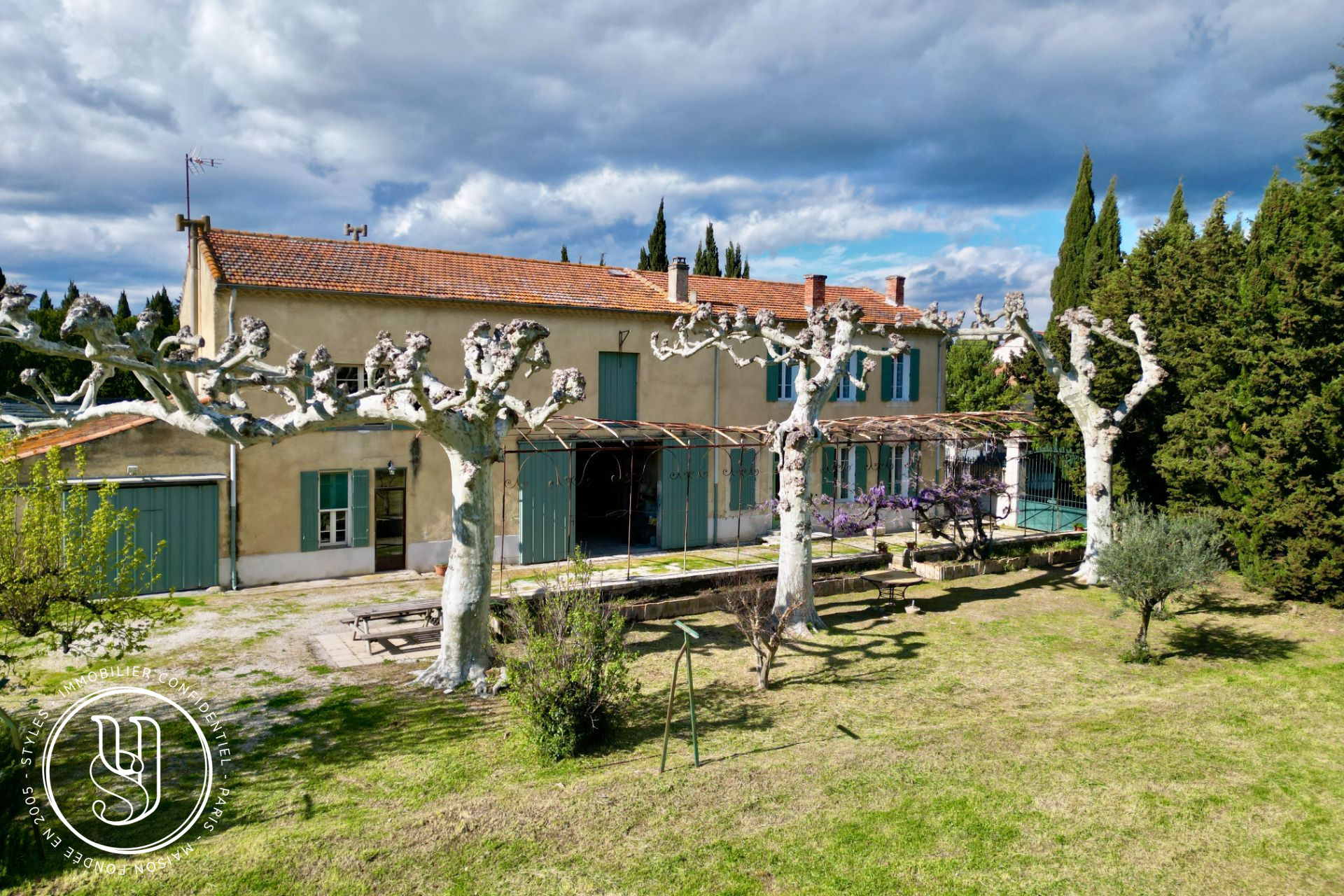 Saint-Rémy-de-Provence - proche, un mas au cachet fou, à rénover - image 9