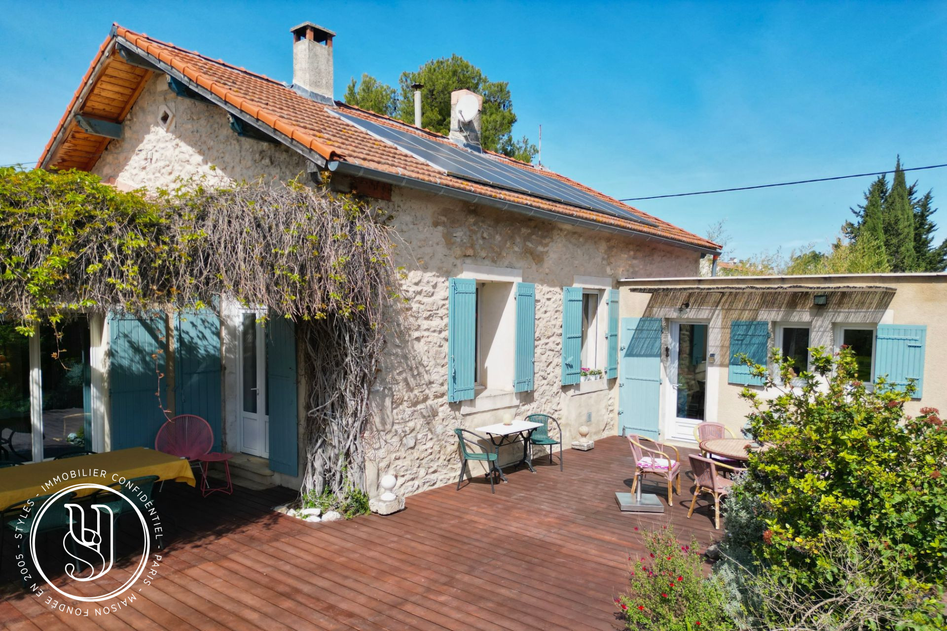 Saint-Rémy-de-Provence - centre on foot, a superb 50s house with its garden - image 3