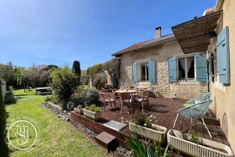 Saint-Rémy-de-Provence - centre on foot, a superb 50s house with its garden - image 1