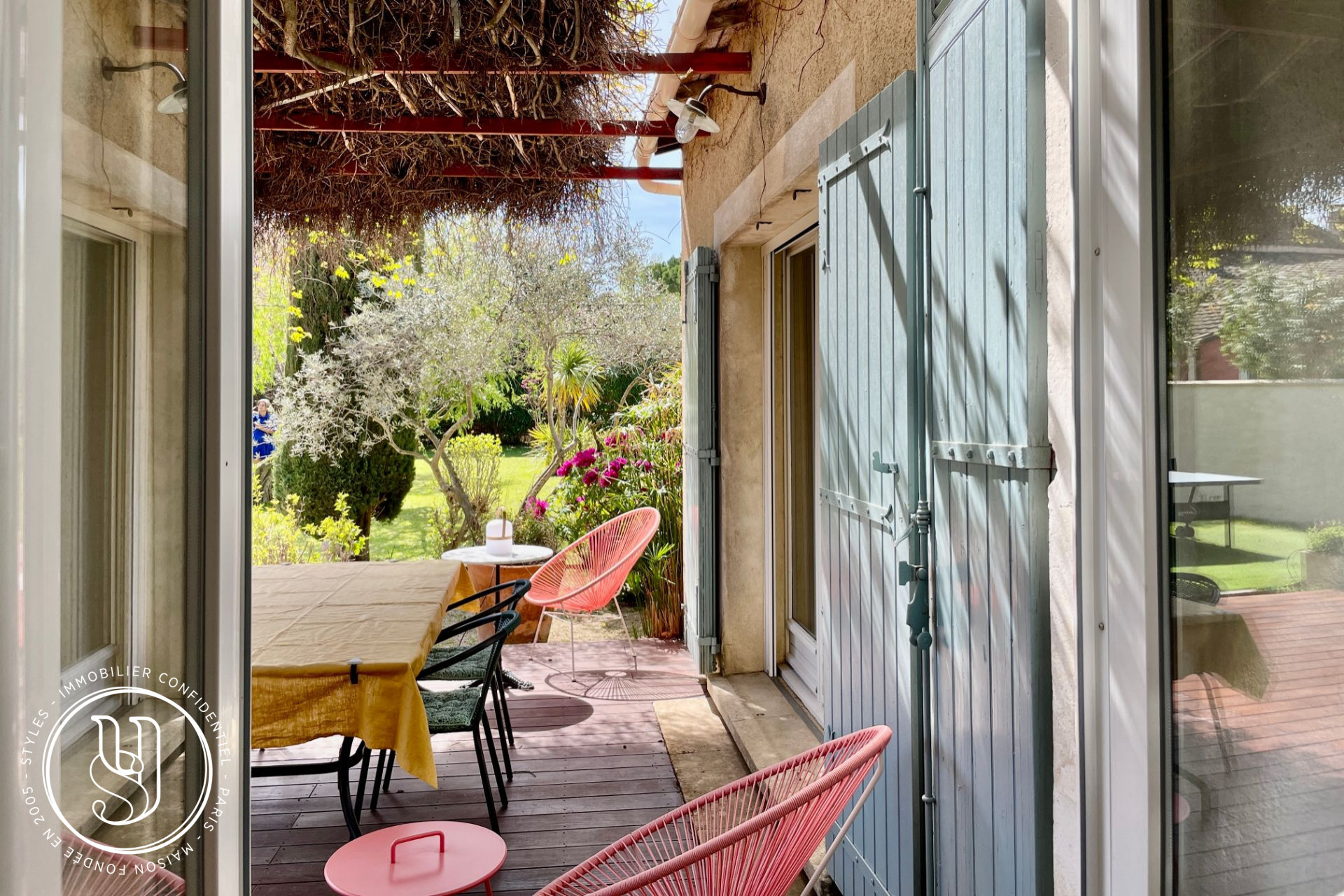 Saint-Rémy-de-Provence - centre on foot, a superb 50s house with its garden - image 10
