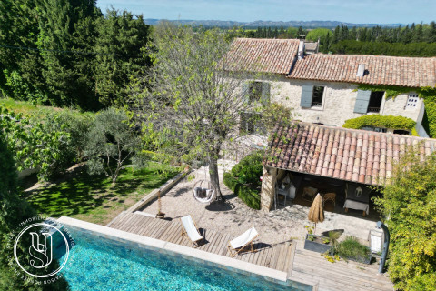 Saint-Rémy-de-Provence - near the center, a charming farmhouse, quiet, confidential are - image 1