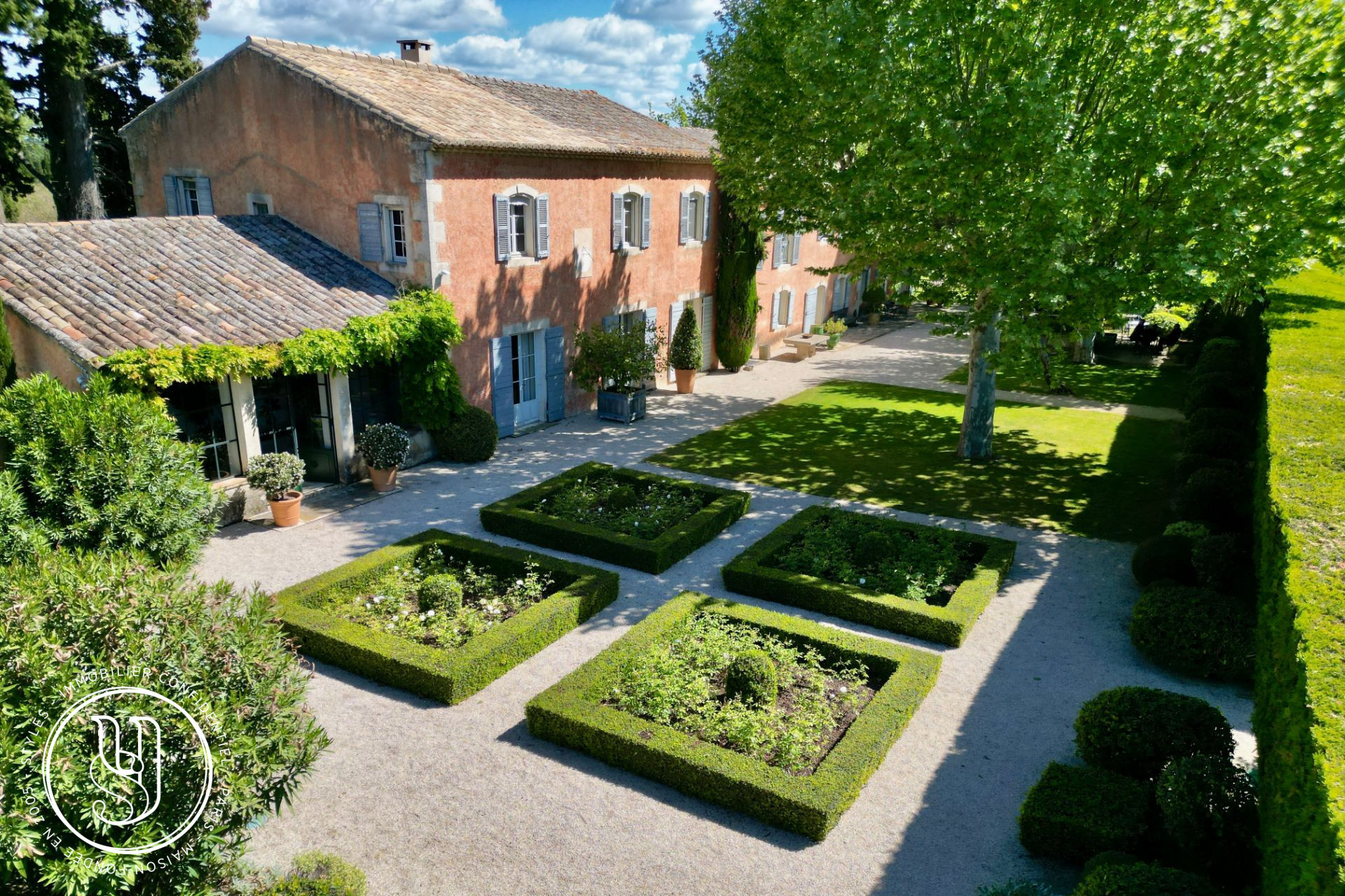 Saint-Rémy-de-Provence - close to the town center, a large Provencal farmhouse with uns - image 3