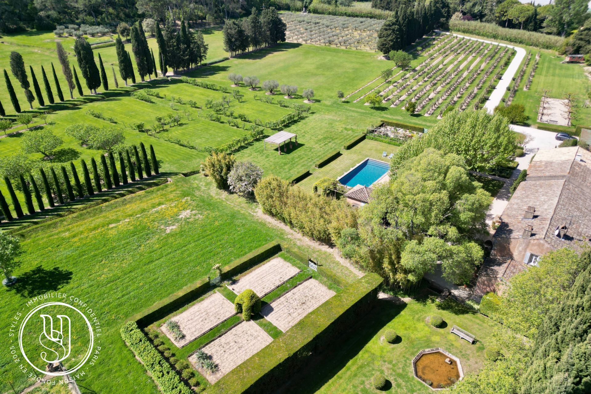 Saint-Rémy-de-Provence - close to the town center, a large Provencal farmhouse with uns - image 7