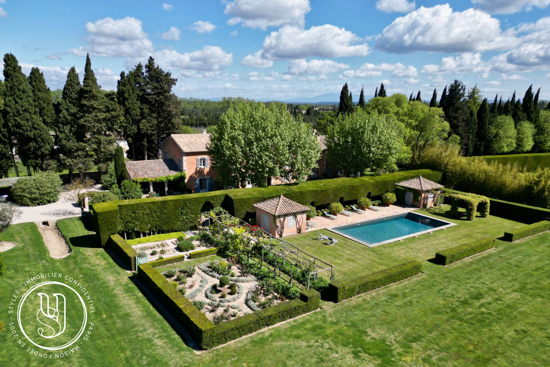 Saint-Rémy-de-Provence - close to the town center, a large Provencal farmhouse with uns - image 1