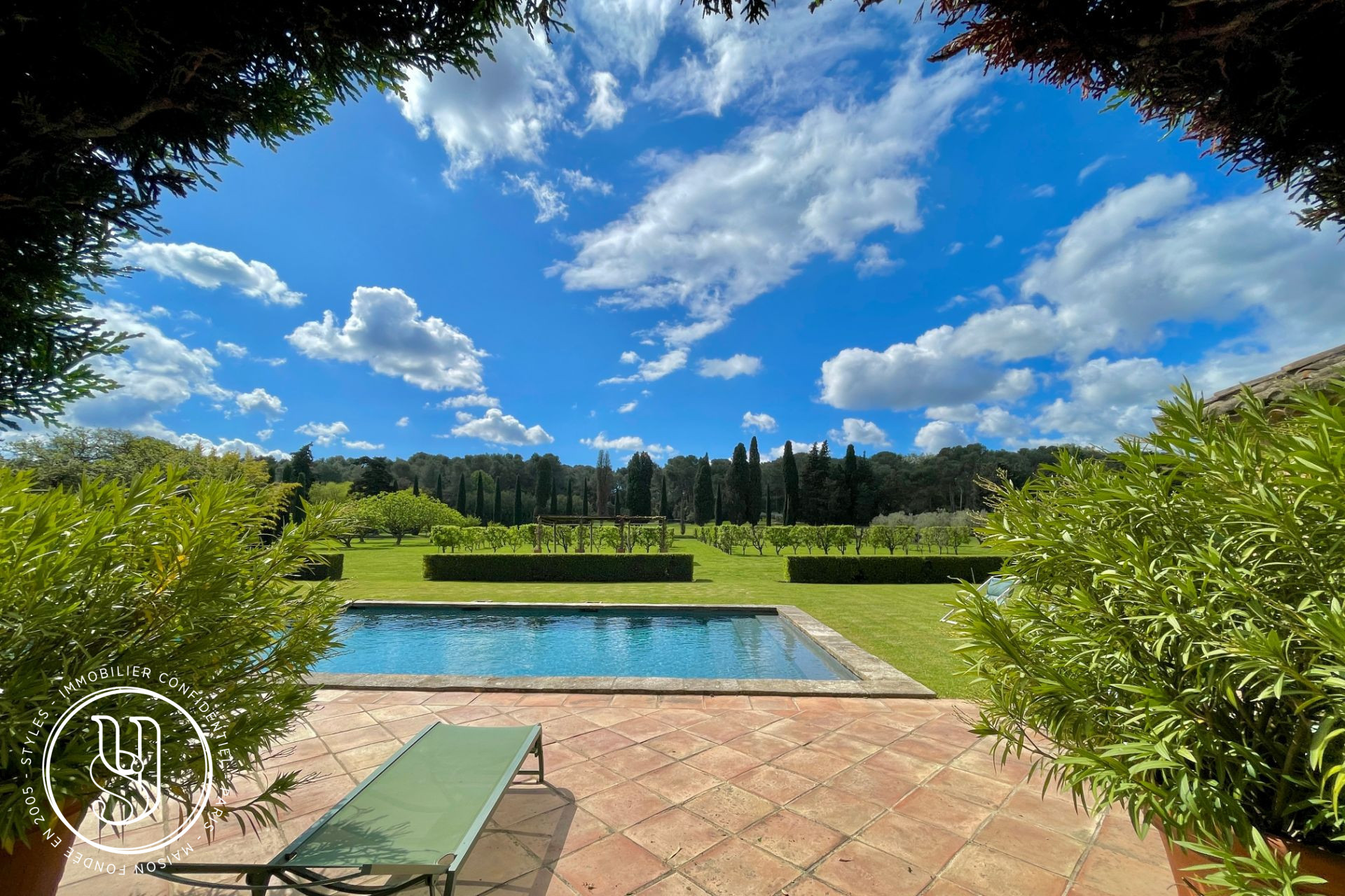 Saint-Rémy-de-Provence - close to the town center, a large Provencal farmhouse with uns - image 5