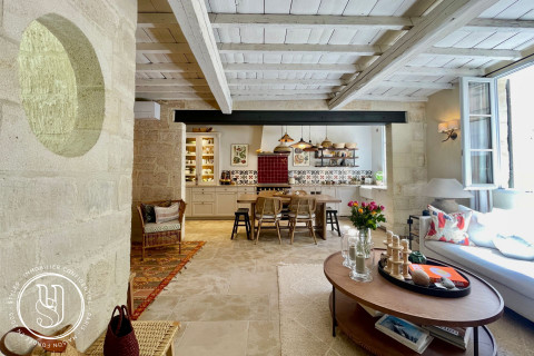 Uzès - Place aux Herbes à pied, une rénovation de grande qualité - image 1