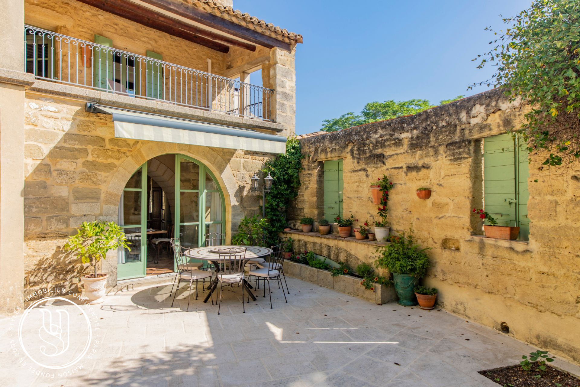 Uzès - proche, dans un village prisé, une superbe maison de caractère - image 8