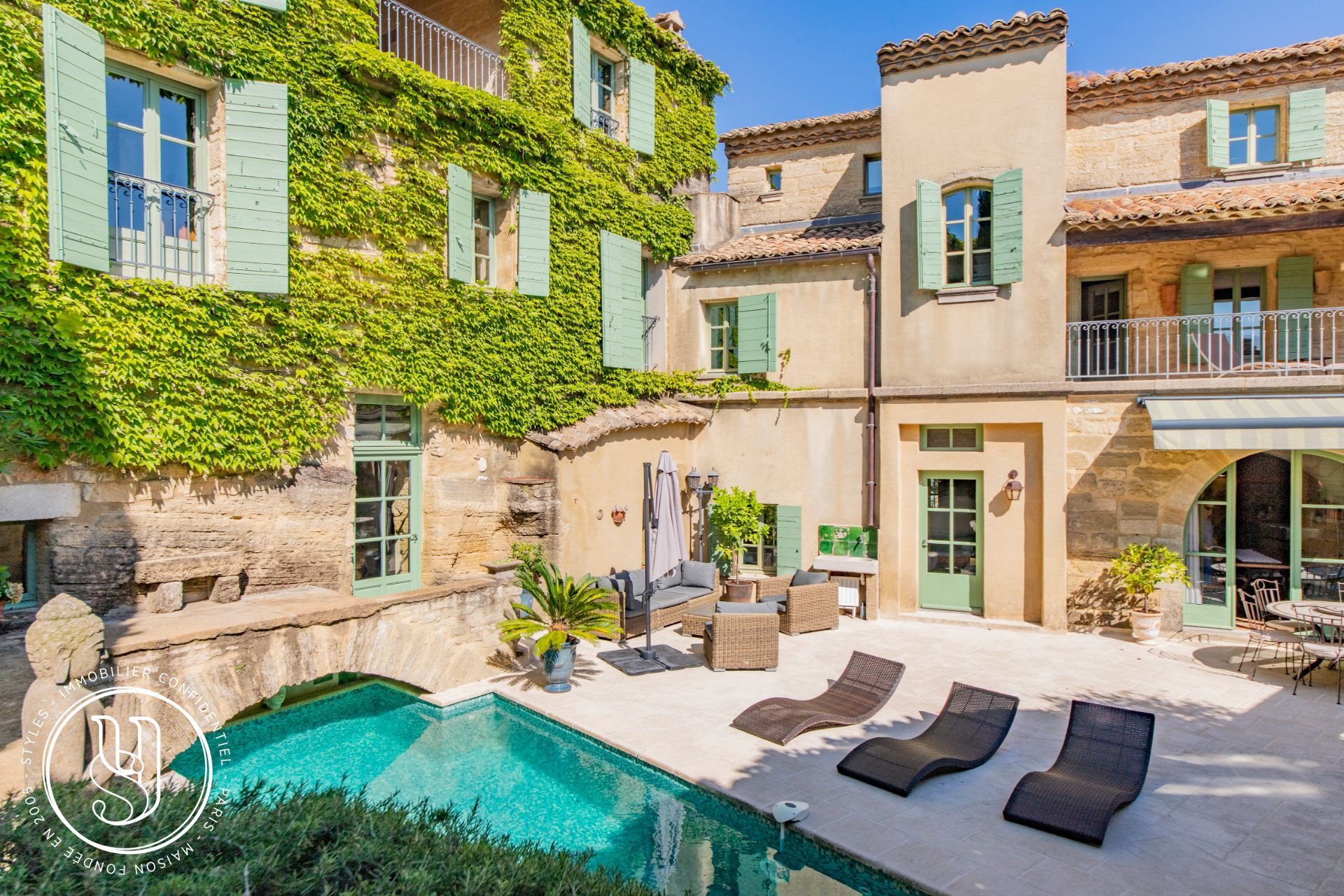 Uzès - proche, dans un village prisé, une superbe maison de caractère - image 1